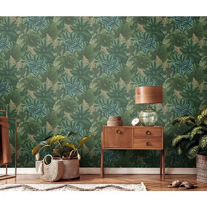 A.S. Création Metropolitan Stories Travel Styles Vliestapete - Grün/Gelb, Floral, 10,05 x 0,53 m - Tropische Blätter-Tapete in Grün-, Blau- und Goldtönen an einer Wand.