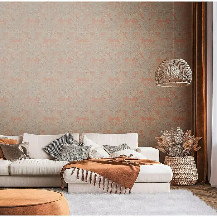 A.S. Création Metropolitan Stories Travel Styles Vliestapete Damask - Orange/Blau, Ornament, 10,05 x 0,53 m - Eine stilvolle Einrichtung mit einer weißen Couch, Zierkissen und einer auffälligen Wandtapete in Beige und Rosa.