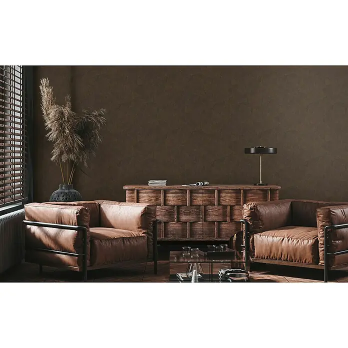 A.S. Création Metropolitan Stories Travel Styles Vliestapete - Dunkelbraun, Grafisch, 10,05 x 0,53 m, Matt - Elegantes Wohnzimmer mit braunen Ledersesseln, einem rustikalen Holzschrank und einer stimmungsvollen Beleuchtung.