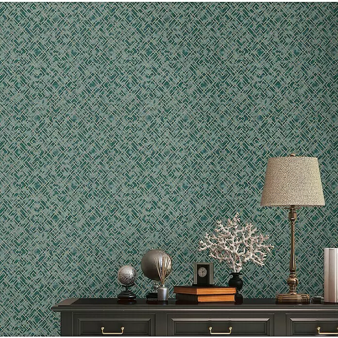 A.S. Création Metropolitan Stories Travel Styles Vliestapete Allover I - Grün/Gold, Grafisch, 10,05 x 0,53 m - Türkisfarbene Tapete mit aufwendigem goldenem Geometriemuster an einer Wand hinter einer dunklen Konsole.