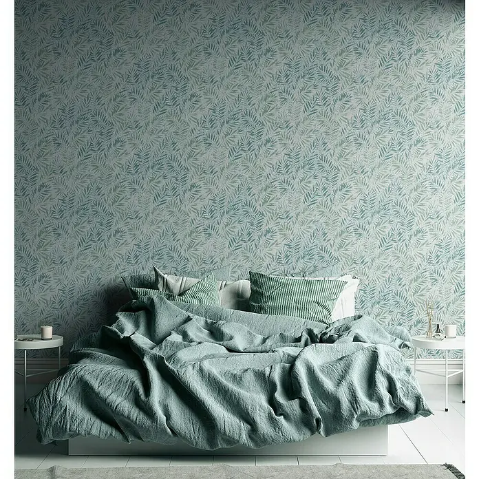 A.S. Création Metropolitan Stories Travel Styles Vliestapete Blätter-Allover IGrün, Floral, 10,05 x 0,53 m - Einladendes Schlafzimmer mit stilvoller Bettwäsche und dekorativer Tapete mit Blättermuster für eine entspannte Atmosphäre.