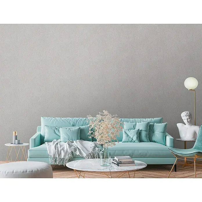 A.S. Création Metropolitan Stories Travel Styles Vliestapete Allover IISilber/Grau, Grafisch, 10,05 x 0,53 m - Elegantes Wohnzimmer mit einem türkisfarbenen Sofa, einem Marmortisch und einer stilvollen Dekoration, die eine ruhige und moderne Atmosphäre schafft.