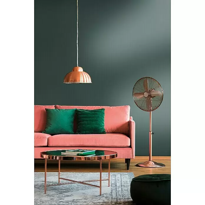 A.S. Création Metropolitan Stories Travel Styles Vliestapete - Blaugrün, Uni, 10,05 x 0,53 m - Modernes Wohnzimmer mit pinkem Sofa, grünen Kissen, kupferner Hängelampe, kupfernem Couchtisch und kupfernem Standventilator.