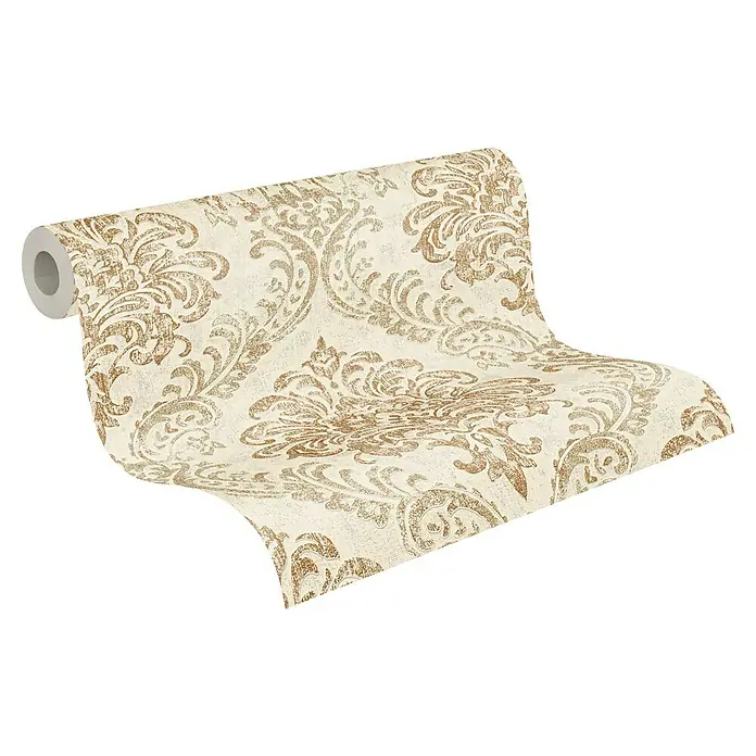 A.S. Création Metropolitan Stories Travel Styles Vliestapete Damask - Creme/Gold, Ornament, 10,05 x 0,53 m - Nahaufnahme einer Rolle goldfarbener Tapete mit einem eleganten, floralen Damastmuster auf beigem Hintergrund.
