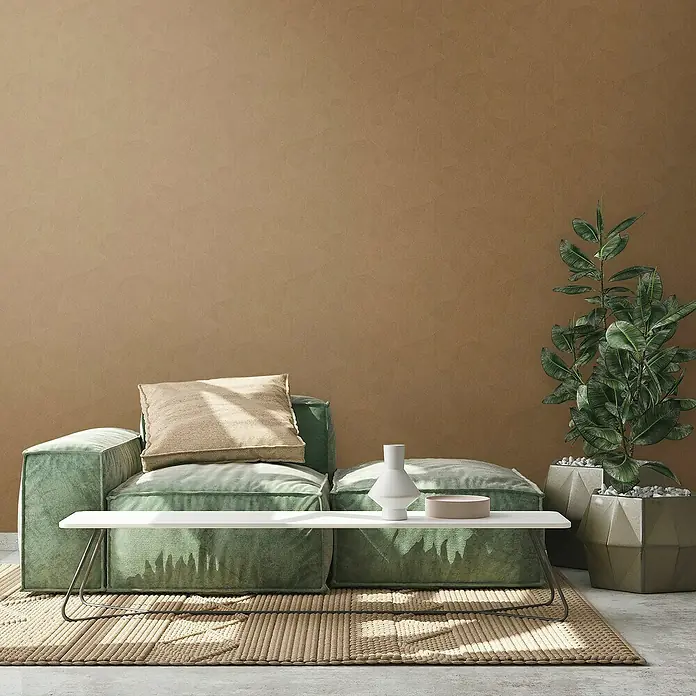 A.S. Création Metropolitan Stories Travel Styles Vliestapete - Braun, Grafisch, 10,05 x 0,53 m, Matt - Stilvolles Wohnzimmer mit modernem grünen Sofa, minimalistischem Tisch und Zimmerpflanze in dekorativem Topf.