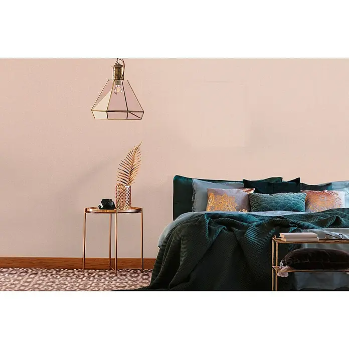 A.S. Création Metropolitan Stories Travel Styles Vliestapete - Melange-Rosè, Uni, 10,05 x 0,53 m - Ein Schlafzimmer mit einem Bett, Nachttisch und einer stilvollen Lampe, die eine gemütliche und luxuriöse Atmosphäre schafft.