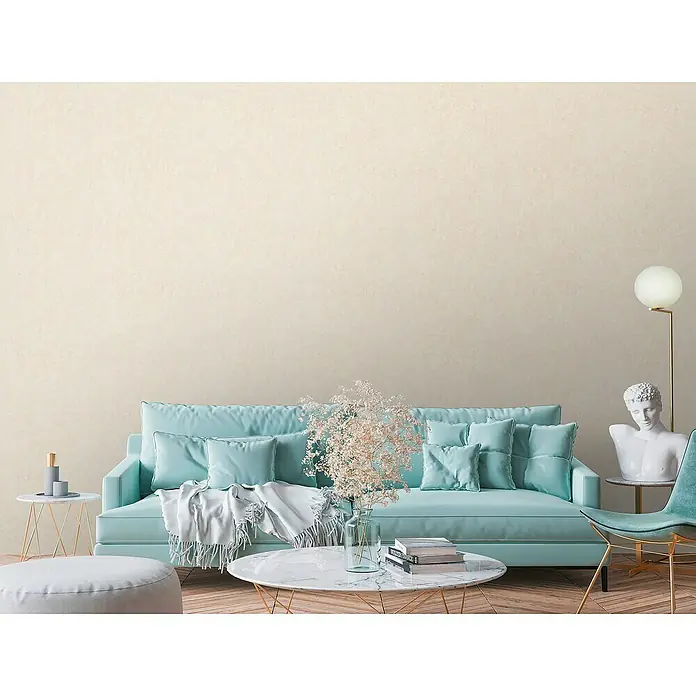 A.S. Création Metropolitan Stories Travel Styles VliestapeteHellbeige, Uni, 10,05 x 0,53 m, Spachtelstruktur - Stilvolles Wohnzimmer mit türkisfarbenem Sofa, Marmortisch, minimalistischer Dekoration und skulpturaler Beleuchtung, das eine ruhige und moderne Atmosphäre ausstrahlt.