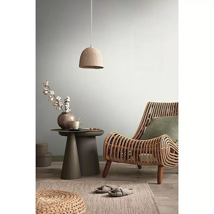 A.S. Création Metropolitan Stories Travel Styles Vliestapete - Weiß, Uni, 10,05 x 0,53 m - Natürlicher Rattanstuhl und Beistelltisch in einem gemütlichen Wohnzimmer mit Seilpendelleuchte.