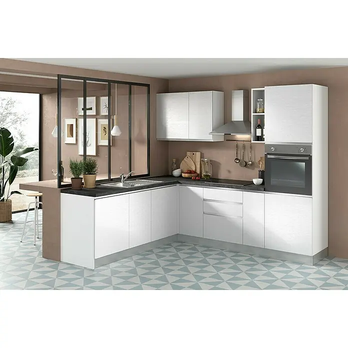 Marinelli Cucine Vormontierte Winkelküche Gemma - B x T: 250 x 225 cm, Weiß, Mit Elektrogeräten, Spüle links - Helle Küche mit weißen Schränken, dunkler Arbeitsplatte und gemustertem Boden für einen modernen Look.