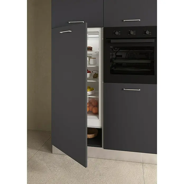 Marinelli Cucine Vormontierte Winkelküche Vega - B x T: 250 x 225 cm, Anthrazit/Nuss, Mit Elektrogeräten, Spüle rechts - Einbaukühlschrank mit geöffneter Tür, der seine Lebensmittel zeigt, eingebaut in eine elegante, dunkle Küchenzeile mit passendem Ofen.