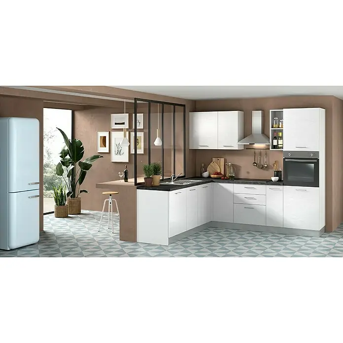 Marinelli Cucine Vormontierte Winkelküche Idra - B x T: 250 x 225 cm, Weiß, Mit Elektrogeräten, Spüle links - Helle Küche mit weißen Schränken, schwarzer Arbeitsplatte und blassblauem Retro-Kühlschrank, die ein modernes Küchendesign mit Vintage-Elementen zeigt.