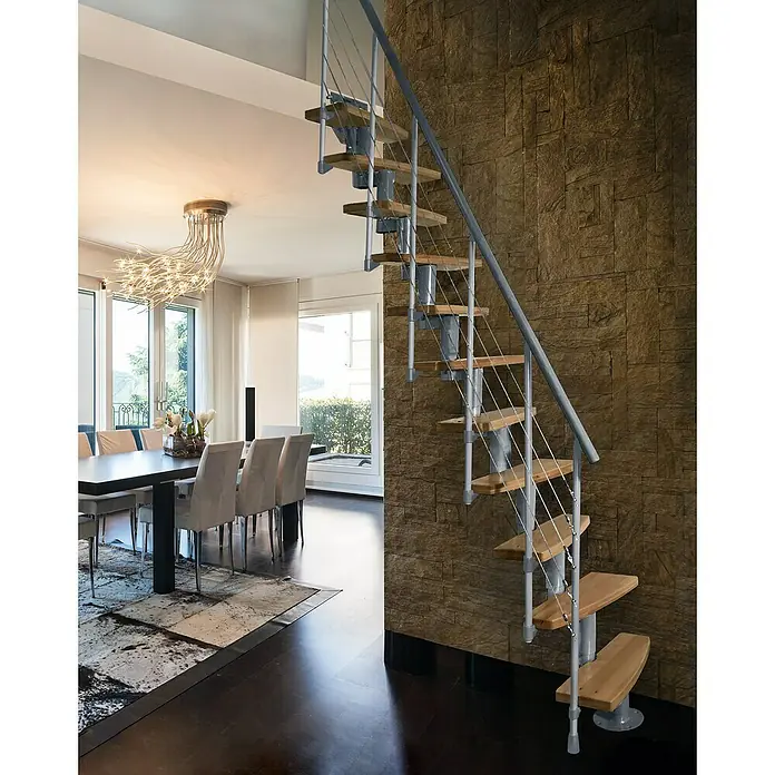 Atrium Raumspartreppe Mini Plus Linco - Farbton Metall: RAL 9006, Breite: 60 cm, Buche, Geschosshöhe: 222 cm - 300 cm - Elegante Wendeltreppe aus hellem Holz und Stahl in einem modernen Interieur. Die Treppe fügt sich nahtlos in das stilvolle Wohnambiente ein.