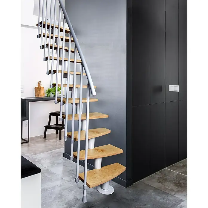 Atrium Raumspartreppe Mini Plus Vertical - Farbton Metall: RAL 9006, Breite: 60 cm, Buche, Geschosshöhe: 222 cm - 300 cm - Freitragende Treppe mit Holzstufen und Metallgeländer, die sich elegant in modernes, minimalistisches Interieur einfügt.