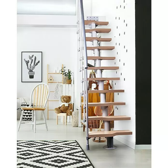 Atrium Raumspartreppe Mini - Farbton Metall: RAL 9006, Breite: 60 cm, Buche, Geschosshöhe: 222 cm - 300 cm - Moderne Wendeltreppe mit hellen Holzstufen und silberner Metallkonstruktion.