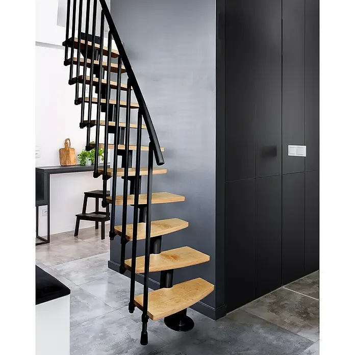 Atrium Raumspartreppe Mini Plus Vertical - Farbton Metall: RAL 9005, Breite: 60 cm, Buche, Geschosshöhe: 222 cm - 300 cm - Moderne Treppe mit schwarzen Metallgeländern und hellen Holzstufen, die sich elegant in das Interieur einfügt. Blickfang im Raum!