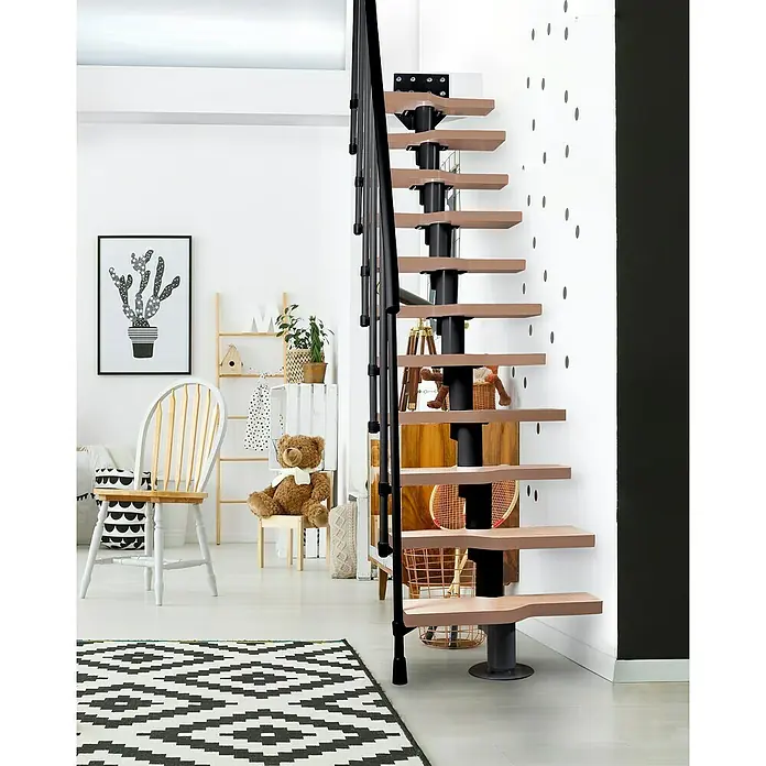 Atrium Raumspartreppe Mini - Farbton Metall: RAL 9005, Breite: 60 cm, Buche, Geschosshöhe: 222 cm - 300 cm - Eine moderne Wendeltreppe aus Holz und Metall in einem hellen Raum, die durch ihr einzigartiges Design auffällt.