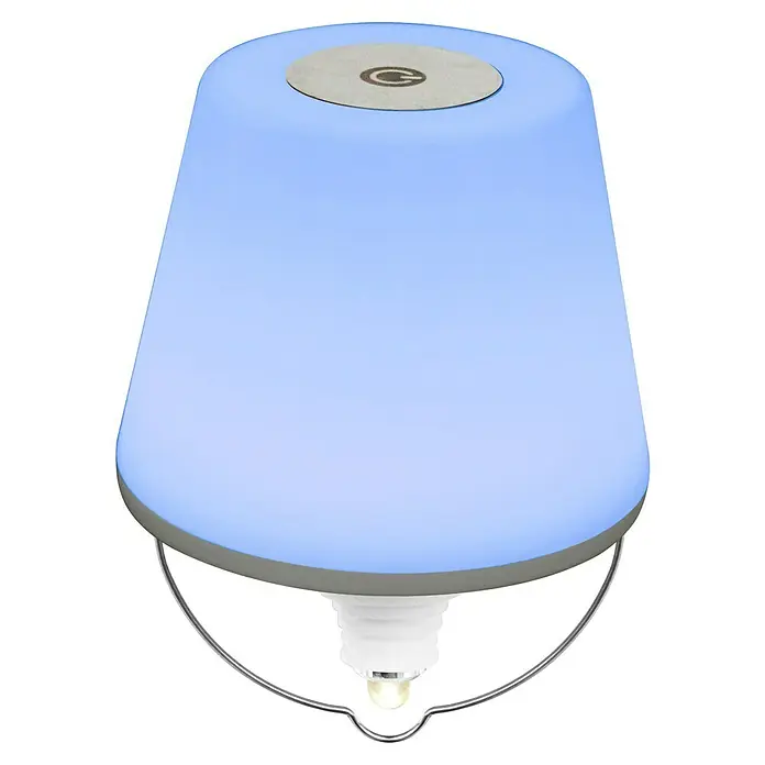 REV LED-Flaschenleuchte mit Akku Lamprusco - 2 W, RGBW, Ø x H: 11,5 x 13,8 cm, Weiß, Akkubetrieben - Nahaufnahme einer blauen Laterne mit einem silbernen Henkel und einem runden, silbernen Knopf oben auf der Lampe.