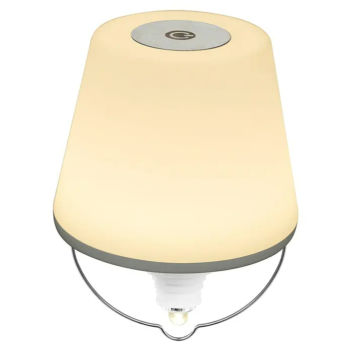 REV LED-Flaschenleuchte mit Akku Lamprusco - 2 W, RGBW, Ø x H: 11,5 x 13,8 cm, Weiß, Akkubetrieben - Nahaufnahme einer tragbaren LED-Laterne mit silberfarbenem Tragegriff, die ein warmes, einladendes Licht ausstrahlt.