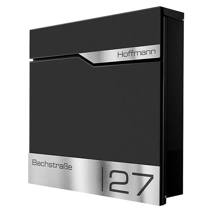 Metzler Wandbriefkasten Siebert - L x B x H: 10,5 x 37 x 37 cm, Schwarz, Stahl, Zeitungsfach - Nahaufnahme eines modernen schwarzen Briefkastens mit silbernem Namensschild und Hausnummer, der ein elegantes und funktionales Design zeigt.