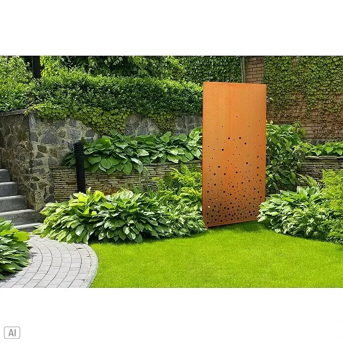 Palatino Space Vertical Sichtschutzelement Vapor - 99 x 180 cm - Hoher, rostfarbener Metall-Gartenschirm mit Kreislochung, inmitten grüner Pflanzen in einem Garten stehend.