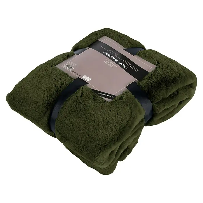 Decke Happy - Basil, 200 x 150 cm, 100 % Polyester - Nahaufnahme einer dunkelgrünen LOLEE Heaven Blanket, gefaltet und mit einem Band umwickelt, die flauschige Textur betonend.