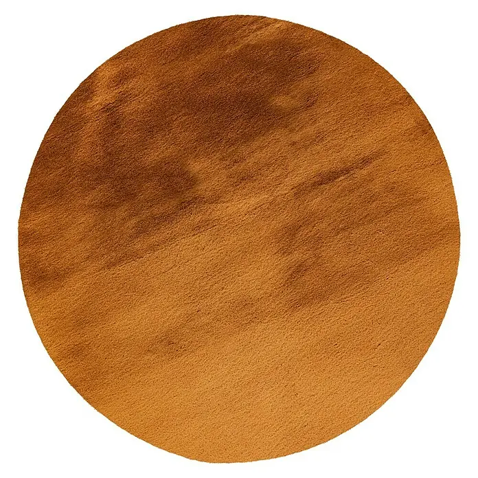 Fellteppich Happy - Amber, Durchmesser: 160 cm, 100 % Polyester (Flor) - Nahaufnahme eines runden, braunen Teppichs mit einer weichen, strukturierten Oberfläche auf schwarzem Hintergrund.