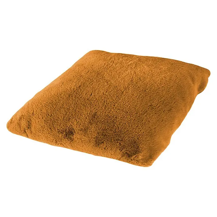 Kissen Happy - Amber, 48 x 48 cm, 100 % Polyester - Nahaufnahme eines quadratischen, orangefarbenen Fellkissens mit weicher Textur vor schwarzem Hintergrund.
