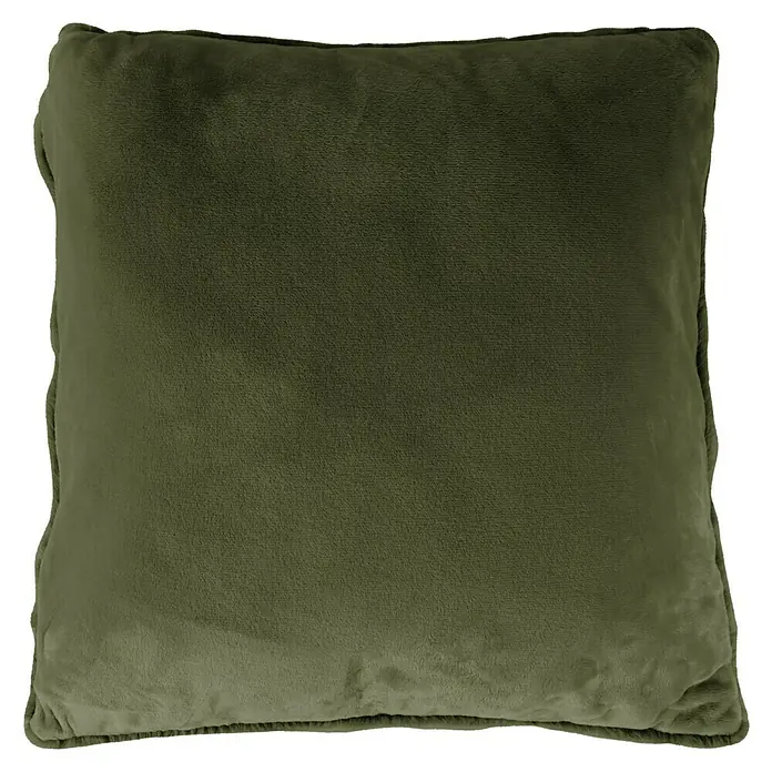 Kissen Happy - Basil, 48 x 48 cm, 100 % Polyester - Nahaufnahme eines quadratischen, olivgrünen Samtkissens mit weicher Textur und leicht abgerundeten Kanten auf schwarzem Hintergrund.