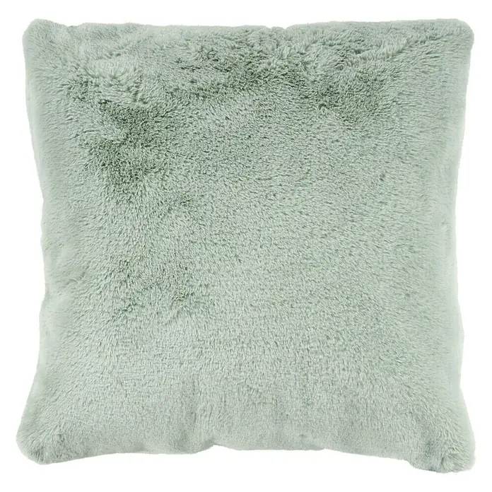 Kissen Happy - Jade, 48 x 48 cm, 100 % Polyester - Nahaufnahme eines quadratischen Kissens mit weichem, hellgrünem Kunstfellbezug vor einem schwarzen Hintergrund.