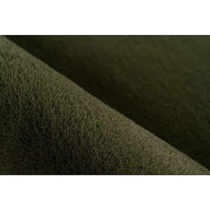 Fellteppich Happy - Basil, 170 x 120 cm, 100 % Polyester (Flor) - Detailaufnahme eines üppigen, olivgrünen Pelzstoffes, der eine weiche Textur und eine luxuriöse Oberfläche zeigt, ideal für Mode und Heimtextilien.