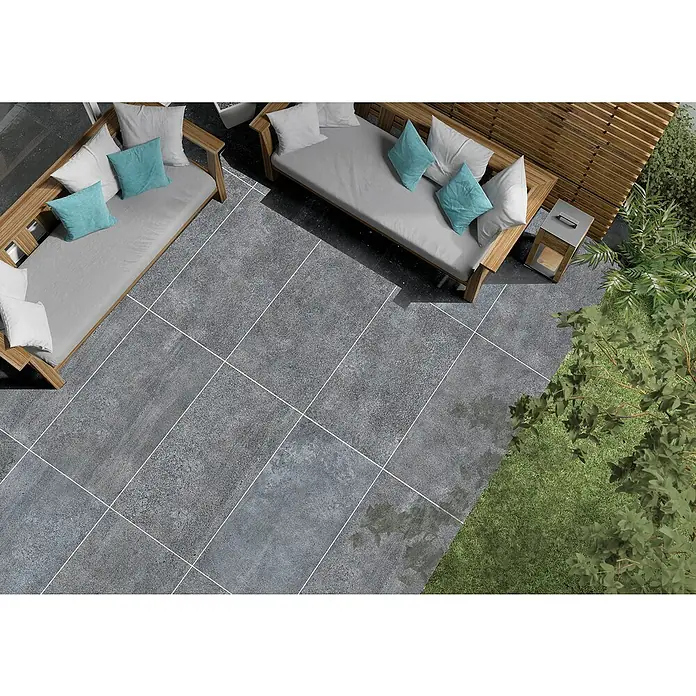 RAK Ceramics Terrassenfliese Opificio 2.0 - 60 x 120 x 2 cm, Grau, Matt - Graue Bodenfliesen im Außenbereich mit stilvollen Gartenmöbeln, die eine moderne und einladende Atmosphäre schaffen.