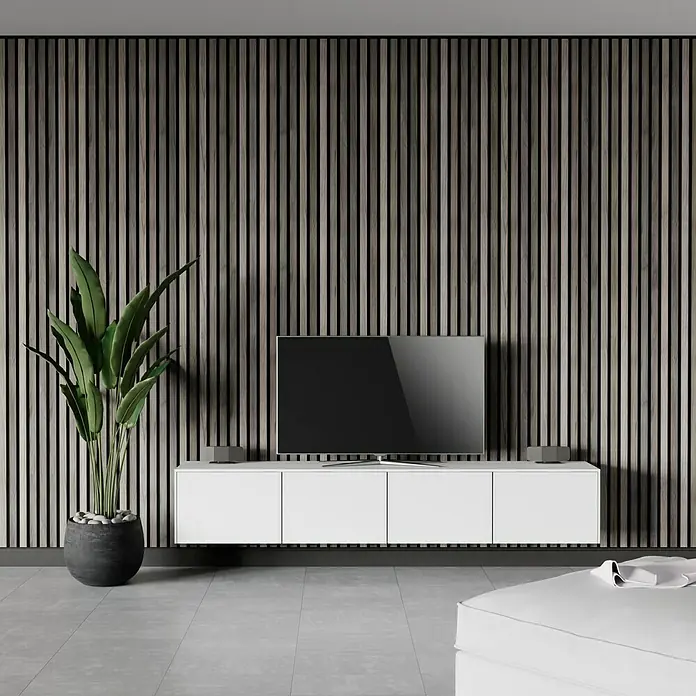 b!design Wandpaneel Wall Smart Plus - Eiche Grau, 2.500 x 300 mm - Minimalistisches Wohnzimmer mit TV-Möbel und elegantem Wandpaneel. Der Flachbildfernseher ist der Hingucker in diesem modernen Interieur.