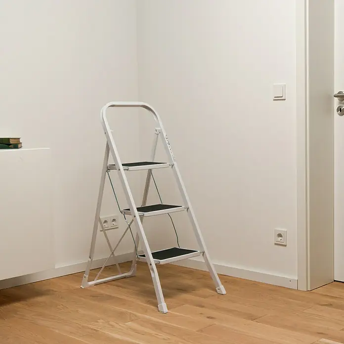 Klapptritt - Anzahl Tritte: 3 Stk., Arbeitshöhe: 2,7 m, Belastbarkeit: 150 kg, Metall - Eine weiße Haushaltsleiter mit drei Stufen steht in einem hellen Raum. Sie bietet sicheren Halt für Arbeiten im Haus.
