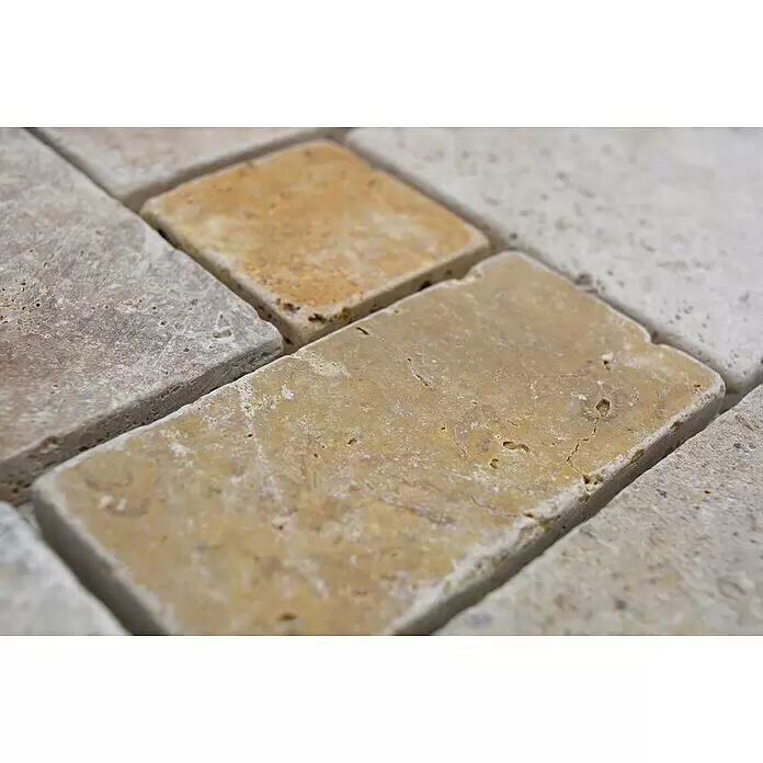 Mosaikfliese Mix Travertine XNT 40602 - 30,5 x 30,5 cm, Beige, Matt - Nahaufnahme von Natursteinfliesen in Beige- und Brauntönen mit poröser Textur.