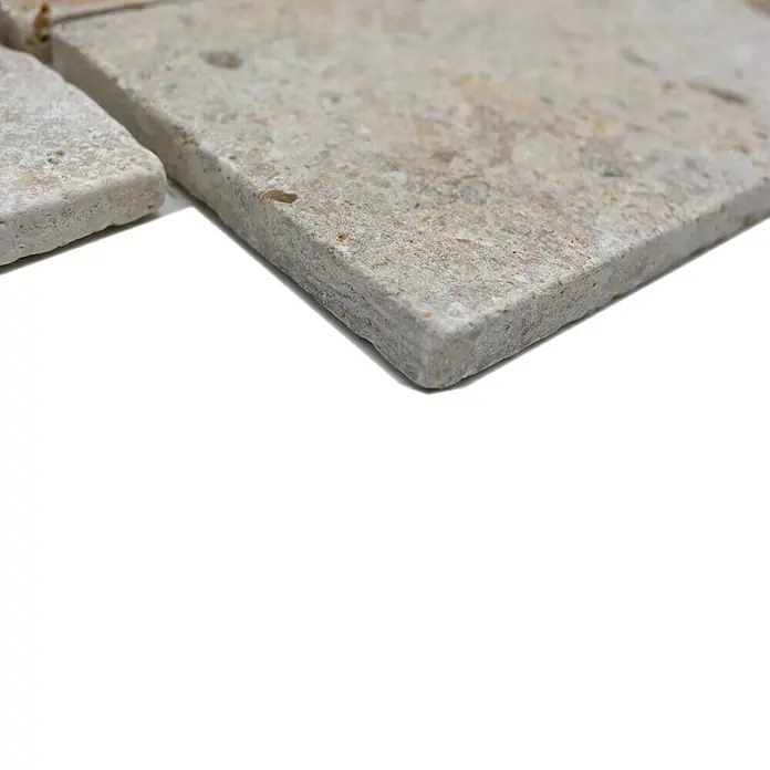 Mosaikfliese Mix Travertine XNT 40602 - 30,5 x 30,5 cm, Beige, Matt - Nahaufnahme eines beigen Natursteinfliesenmusters, das Textur und subtile Farbvariationen zeigt.