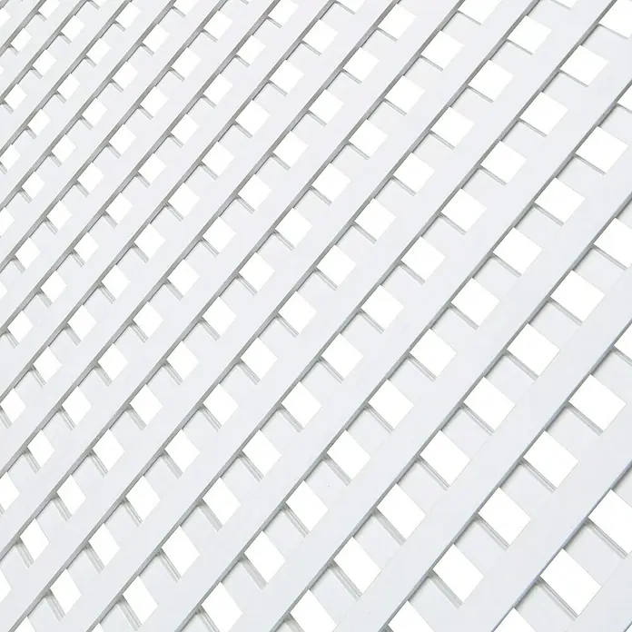 Celosía PVC 18 mm - An x Al: 1 x 2 m, Blanco - Primer plano de una valla de listones blanca orientada diagonalmente, creando un patrón repetitivo de líneas y cuadrados.