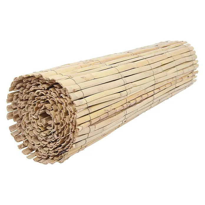 Faura Ocultación cañizo natural partido - L x Al: 5 x 1 m, Apto para: Ocultaciones - Primer plano de una esterilla de bambú enrollada, ideal para el jardín como pantalla de privacidad o elemento decorativo.