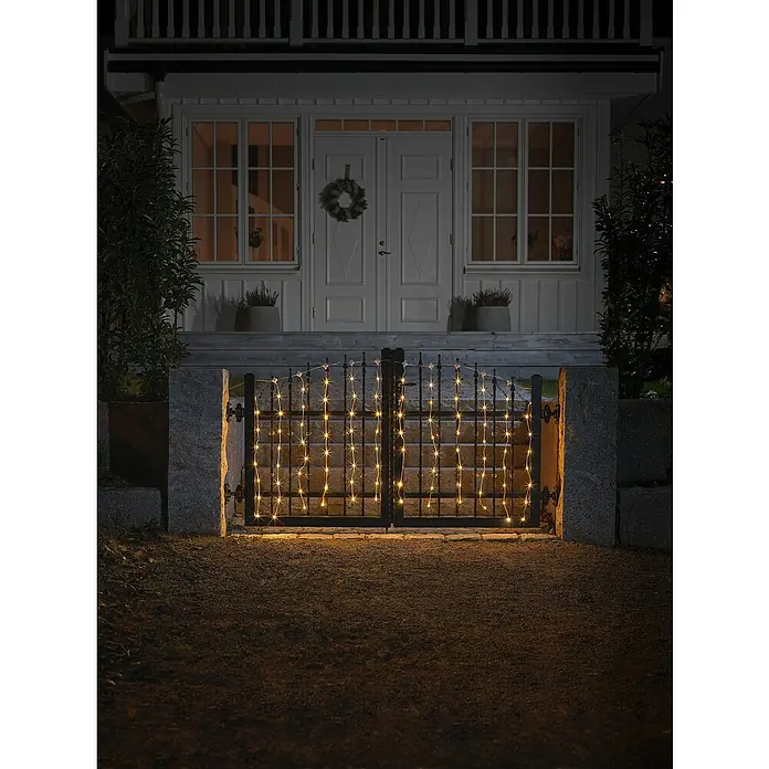 Konstsmide LED-Lichtervorhang - Außen, 165,5 cm, Bernstein, 96 Stk., Batteriebetrieben - Die Lichterkette schmückt das Tor und verleiht dem Eingangsbereich eine festliche Atmosphäre. Warmes Licht erhellt den Weg zum Haus.