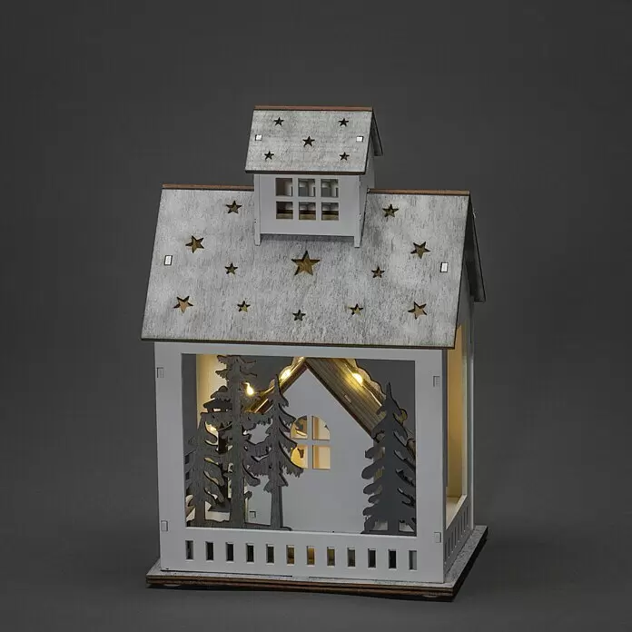 Konstsmide LED-Szenerie Haus mit Tannen - L x B x H: 15,7 x 11 x 23,5 cm, Weiß, Batteriebetrieben, LED - Stimmungsaufnahme