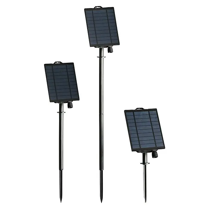 Konstsmide Solar-Batteriebox - 2,5 x 11 x 14 cm - Drei Solarpanels mit Erdspieß vor schwarzem Hintergrund. Die Panels sind quadratisch mit kleinen Solarzellen.