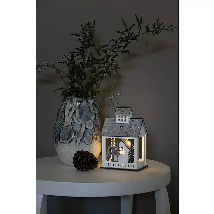 Konstsmide LED-Szenerie Haus mit Tannen - L x B x H: 15,7 x 11 x 23,5 cm, Weiß, Batteriebetrieben, LED - Stimmungsaufnahme