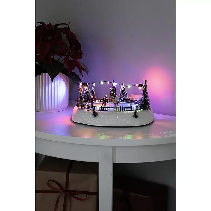 Konstsmide LED-Szenerie Eisbahn - L x B x H: 26,5 x 20 x 13 cm, Mehrfarbig, Batteriebetrieben, LED - Stimmungsaufnahme