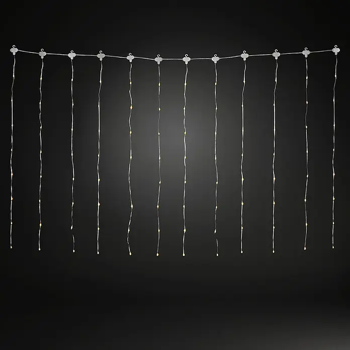 Konstsmide LED-Lichtervorhang - Außen, 165,5 cm, Bernstein, 96 Stk., Batteriebetrieben - Eine Lichterkette mit feinen, herunterhängenden Strängen, die mit kleinen, warmen Lichtern geschmückt sind und eine gemütliche Atmosphäre schaffen.