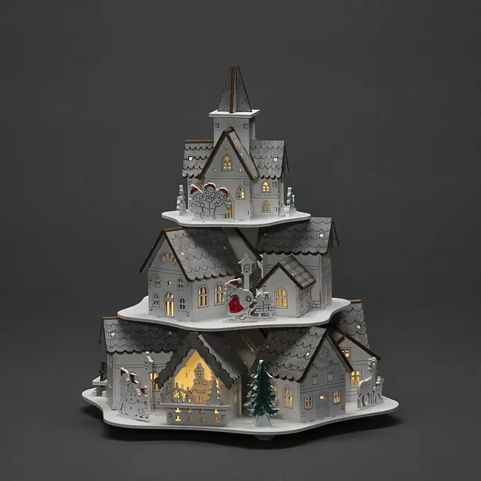 Konstsmide LED-Szenerie Häuser - L x B x H: 25,5 x 23 x 27,5 cm, Weiß, Batteriebetrieben, LED - Beleuchtete mehrstöckige Holzweihnachtsdorfdekoration in Weiß und Grau.