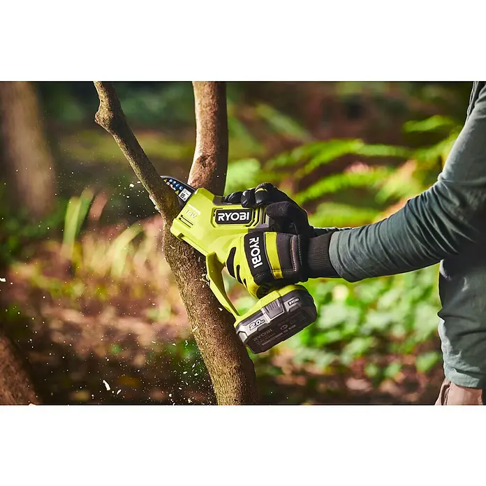 Ryobi ONE+ Akku-Astsäge RY18PSX10A-0 - 18 V, Li-Ionen, Ohne Akku, Schwertlänge: 10 cm - RYOBI Astsäge im Einsatz, die Äste mühelos schneidet. Ideal für Gartenarbeiten, um Bäume und Sträucher in Form zu halten.
