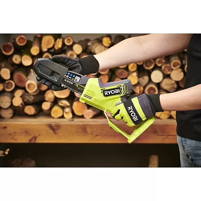 Ryobi ONE+ Akku-Astsäge RY18PSX10A-0 - 18 V, Li-Ionen, Ohne Akku, Schwertlänge: 10 cm - Anwendungsbeispiel
