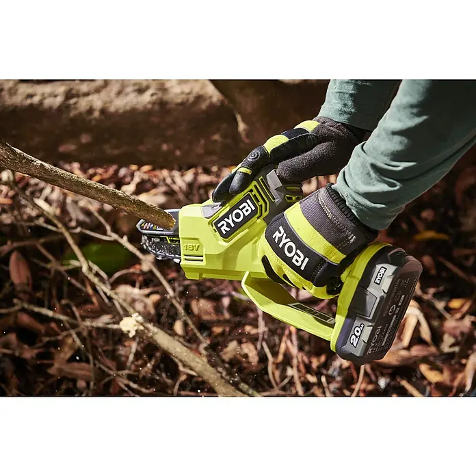 Ryobi ONE+ Akku-Astsäge RY18PSX10A-0 - 18 V, Li-Ionen, Ohne Akku, Schwertlänge: 10 cm - Nahaufnahme einer RYOBI Akku-Kettensäge beim Schneiden eines Astes, mit Fokus auf die Handhabung und das Werkzeug im Einsatz.