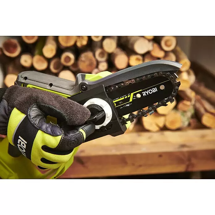 Ryobi ONE+ Akku-Astsäge RY18PSX10A-120 - 18 V, 2 Ah, Li-Ionen, 1 Akku, Schwertlänge: 10 cm - Anwendungsbeispiel