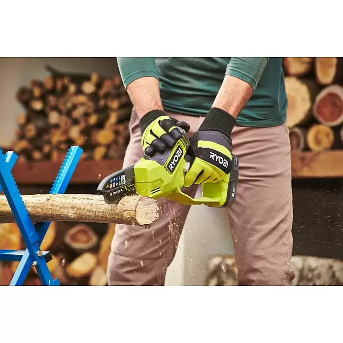 Ryobi ONE+ Akku-Astsäge RY18PSX10A-120 - 18 V, 2 Ah, Li-Ionen, 1 Akku, Schwertlänge: 10 cm - Anwendungsbeispiel