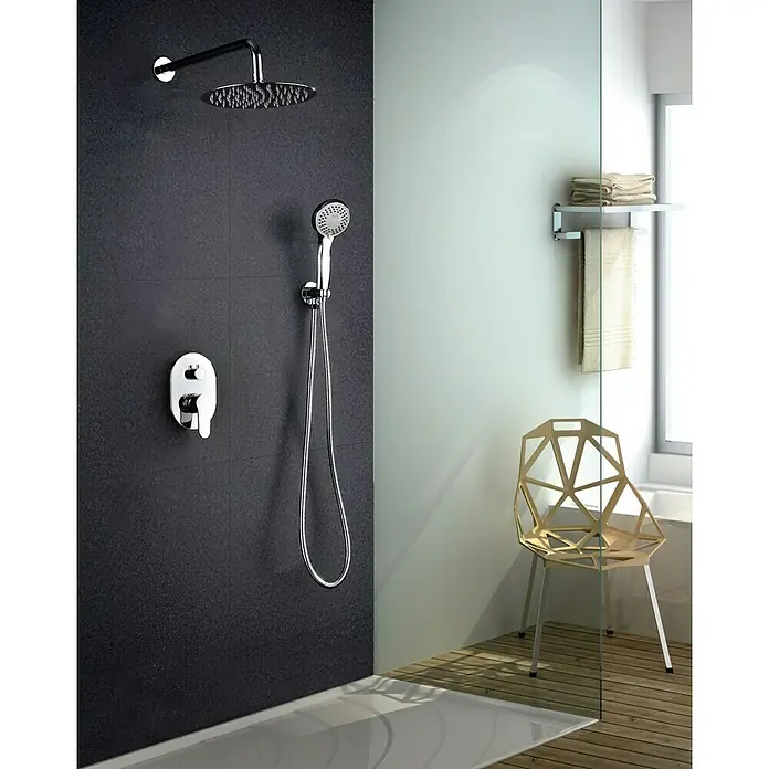 Imex Sistema de ducha empotrado Oslo - Cromo - Área de ducha con pared negra, accesorios cromados y silla moderna. La ducha ofrece un diseño elegante para una experiencia relajante.